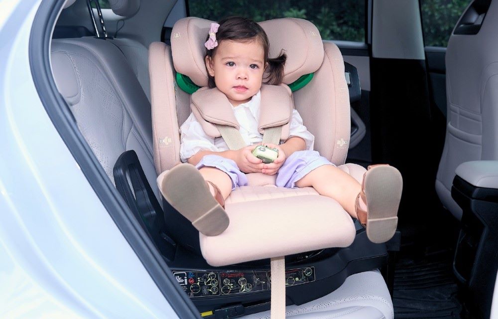baby-car-seat-safety-standards-in-malaysia-ece-r44-04-vs-ece-r129-i-size-3 A toddler seated in a rear-facing ECE R129 (i-Size) baby car seat, showing the extended rear-facing safety feature for optimal protection.