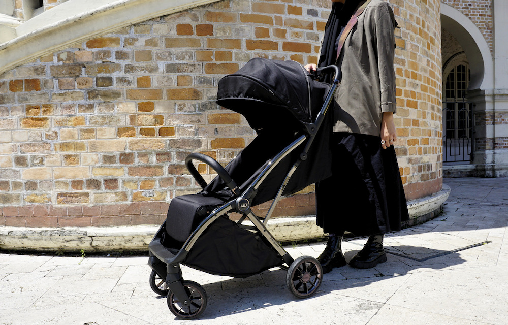 navigating-malaysian-terrain-with-the-right-baby-stroller-6 Lightweight baby stroller for urban Malaysian environments.