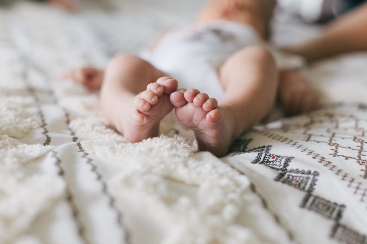 best-baby-sleep-tips-for-malaysian-parents-1 Close-up of baby feet on patterned blanket – illustrating comfort and relaxation during nap time.