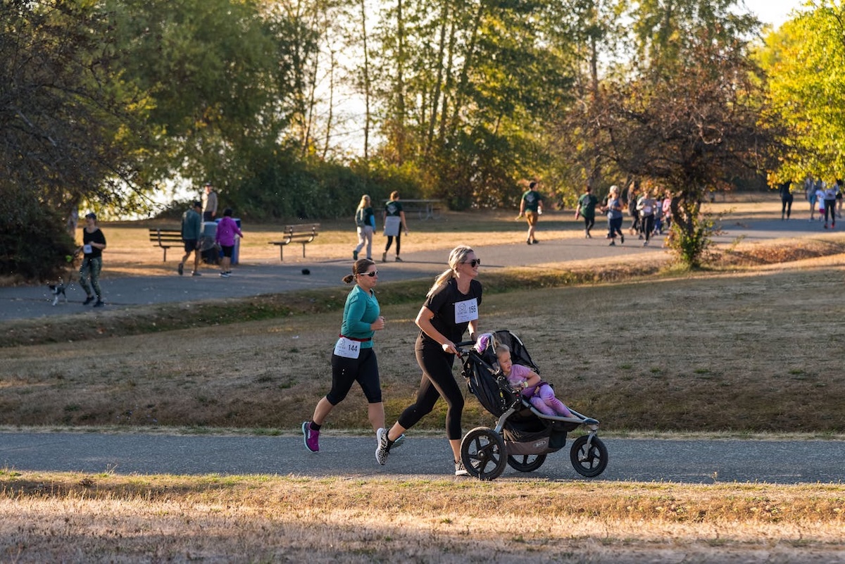 why-every-parent-needs-a-jogger-stroller-in-malaysia-2 Parents participating in fun run with baby jogger stroller, showing family fitness lifestyle in Malaysia