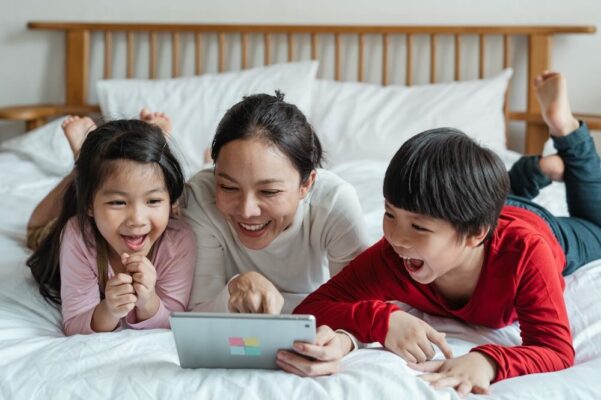 how-to-spot-fake-baby-car-seat-in-malaysia-3 Malaysian mother with kids researching baby car seats online