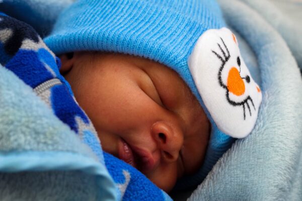 discover-best-baby-bouncer-swing-for-your-baby-in malaysia-5 Peaceful newborn baby wrapped in blue Olaf blanket sleeping cozily, perfect for baby bouncer soothing moments in Malaysia